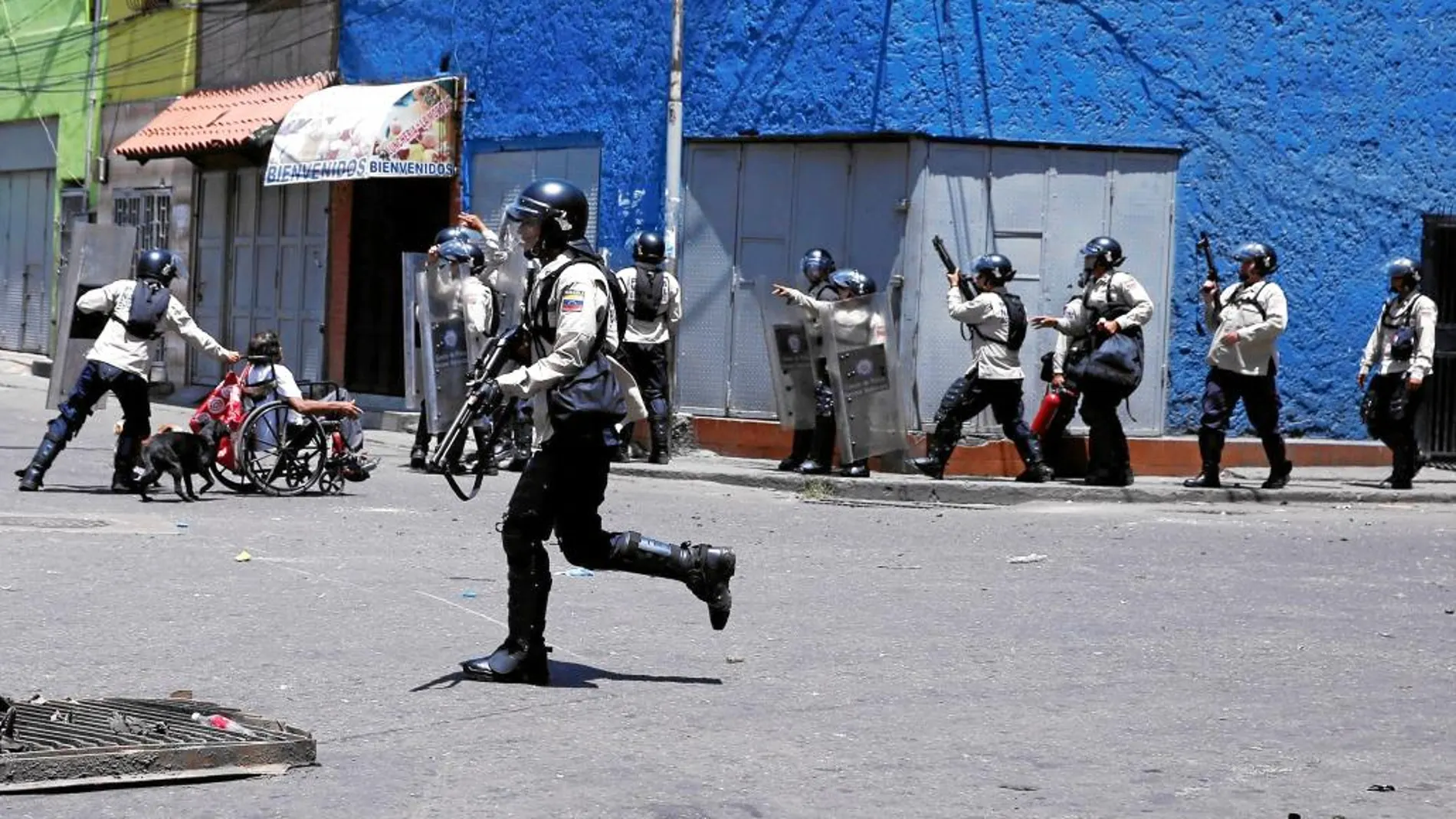 La Policía venezolana se enfrenta a manifestantes que protestan por la escasez, ayer