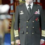 Don Juan Carlos, con uniforme de almirante general, presidió ayer la entrega a la Armada del buque «Juan Carlos I»