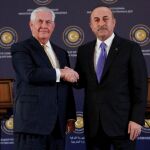 El ministro de Asuntos Exteriores turco, Mevlut Cavusoglu, y el secretario de Estado estadounidense, Rex Tillerson, se estrechan en Ankara/Efe