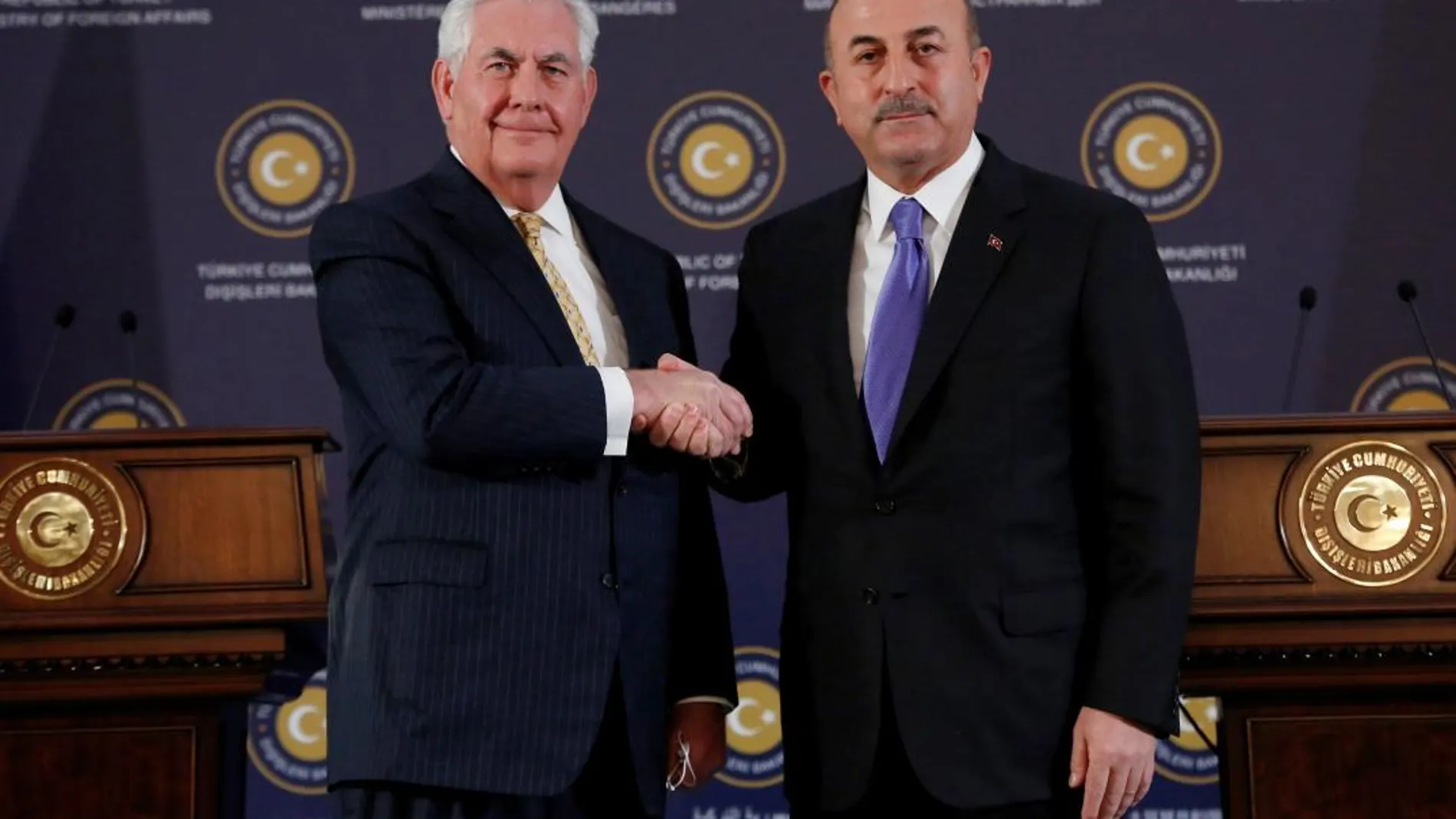 El ministro de Asuntos Exteriores turco, Mevlut Cavusoglu, y el secretario de Estado estadounidense, Rex Tillerson, se estrechan en Ankara/Efe
