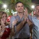 La presidenta andaluza y secretaria general del PSOE-A, Susana Díaz; el secretario general del PSOE y candidato a la presidencia del Gobierno, Pedro Sánchez, y el alcalde de Sevilla, Juan Espadas (d), al finalizar el acto electoral de cierre de campaña