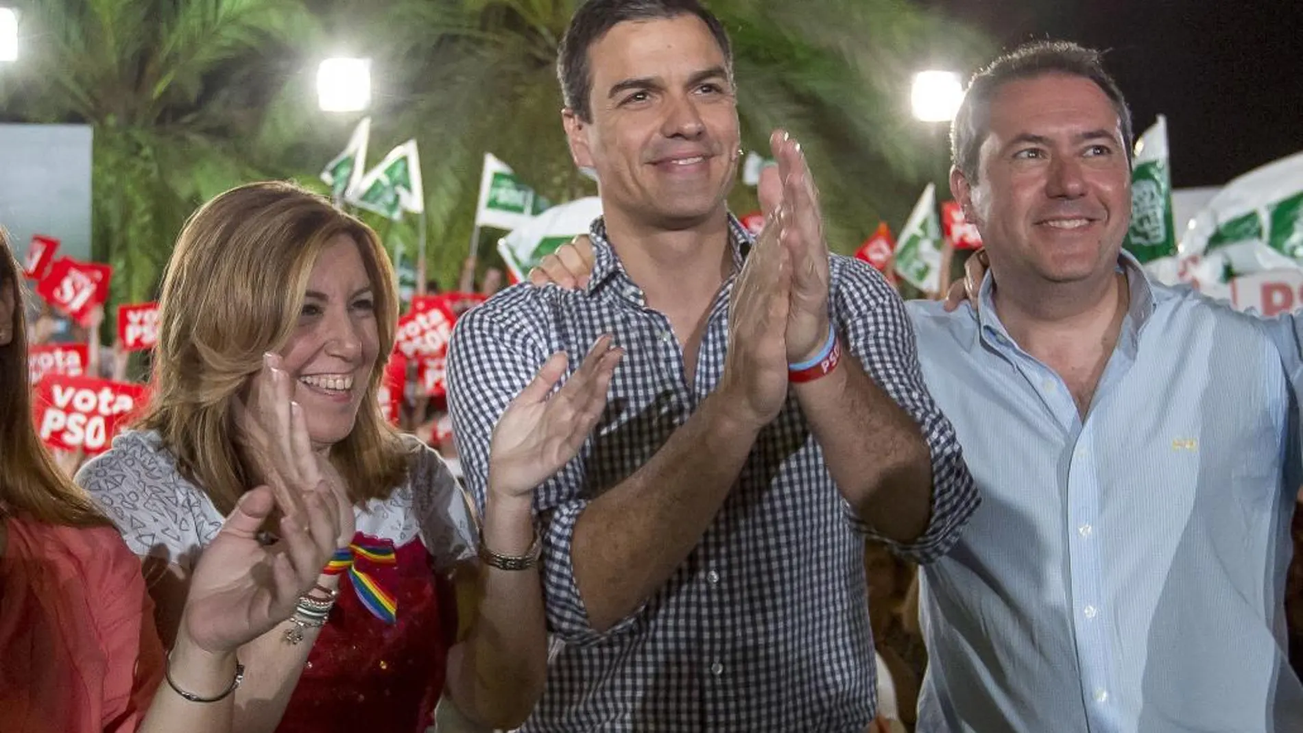 La presidenta andaluza y secretaria general del PSOE-A, Susana Díaz; el secretario general del PSOE y candidato a la presidencia del Gobierno, Pedro Sánchez, y el alcalde de Sevilla, Juan Espadas (d), al finalizar el acto electoral de cierre de campaña