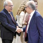 El ministro de Hacienda, Cristóbal Montoro, saluda ayer al consejero de Economía catalán, Andreu Mas-Collel en el Consejo de Política Fiscal y Financiera