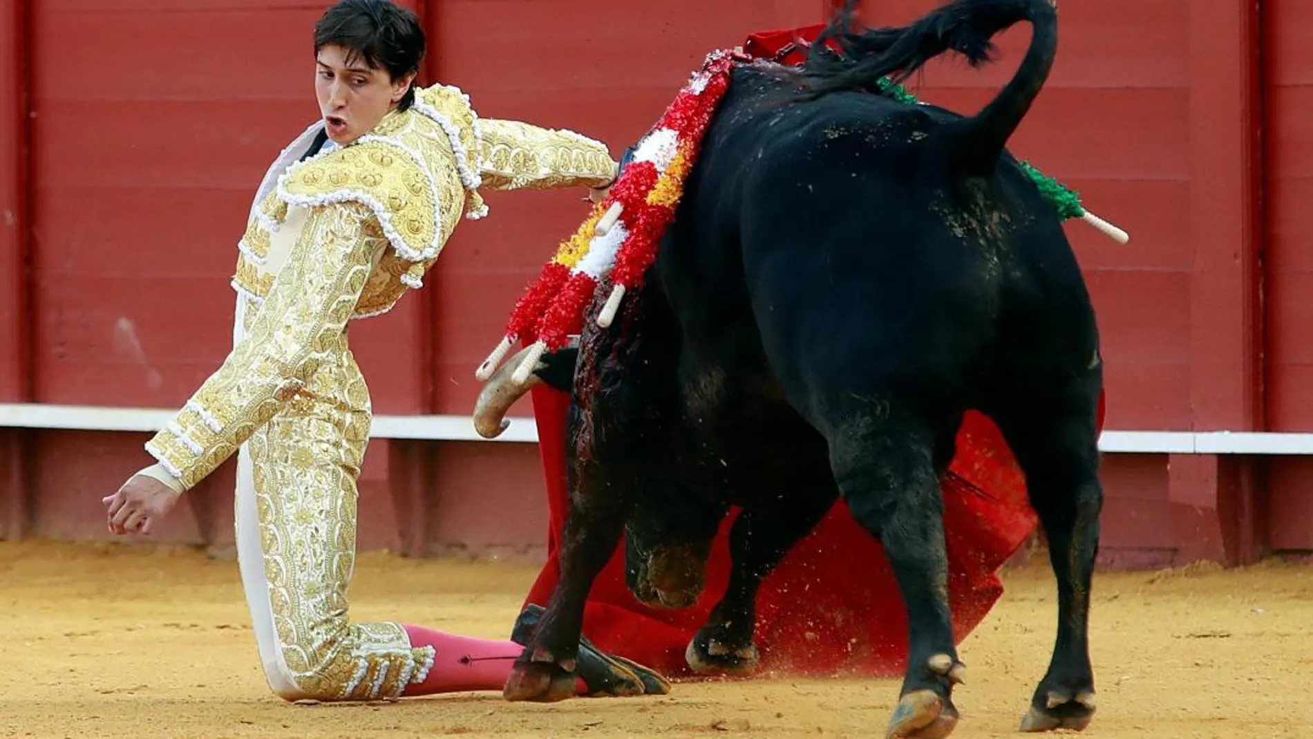 Roca Rey da un pase a su primer toro en la decimoprimera corrida de abono de la Feria de Abril hoy en la Real Maestranza de Sevilla / Efe