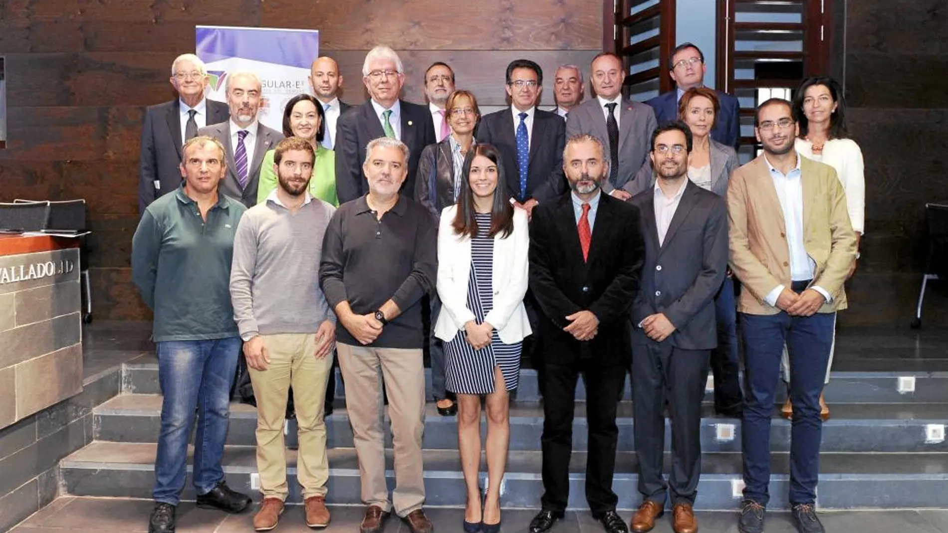 Foto de familia de los ganadores con los rectores Ángel Hermida, Daniel Miguel San José y Alfonso Murillo y con Jorge Sáinz y Pilar Garcés, de Gobierno y Junta