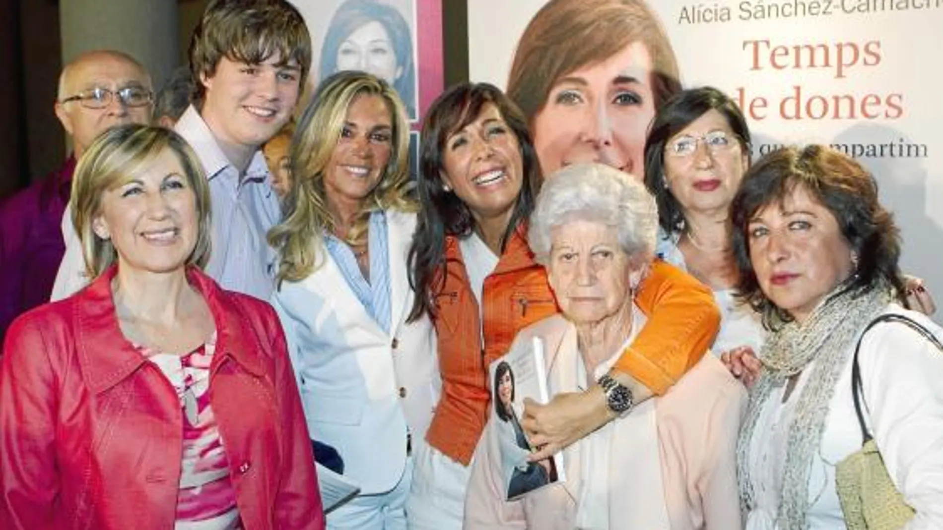 Sánchez-Camacho abrazando a su madre, Manuela, junto a Monty Parera, Juan Ventosa y otros asistentes
