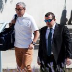 Diego Torres, acompañado de su abogado Gonzalez Peters (d), durante su ingreso esta tarde en la cárcel Can Brians 2, en Sant Esteve Sesrovires (Barcelona). EFE/Alejandro García