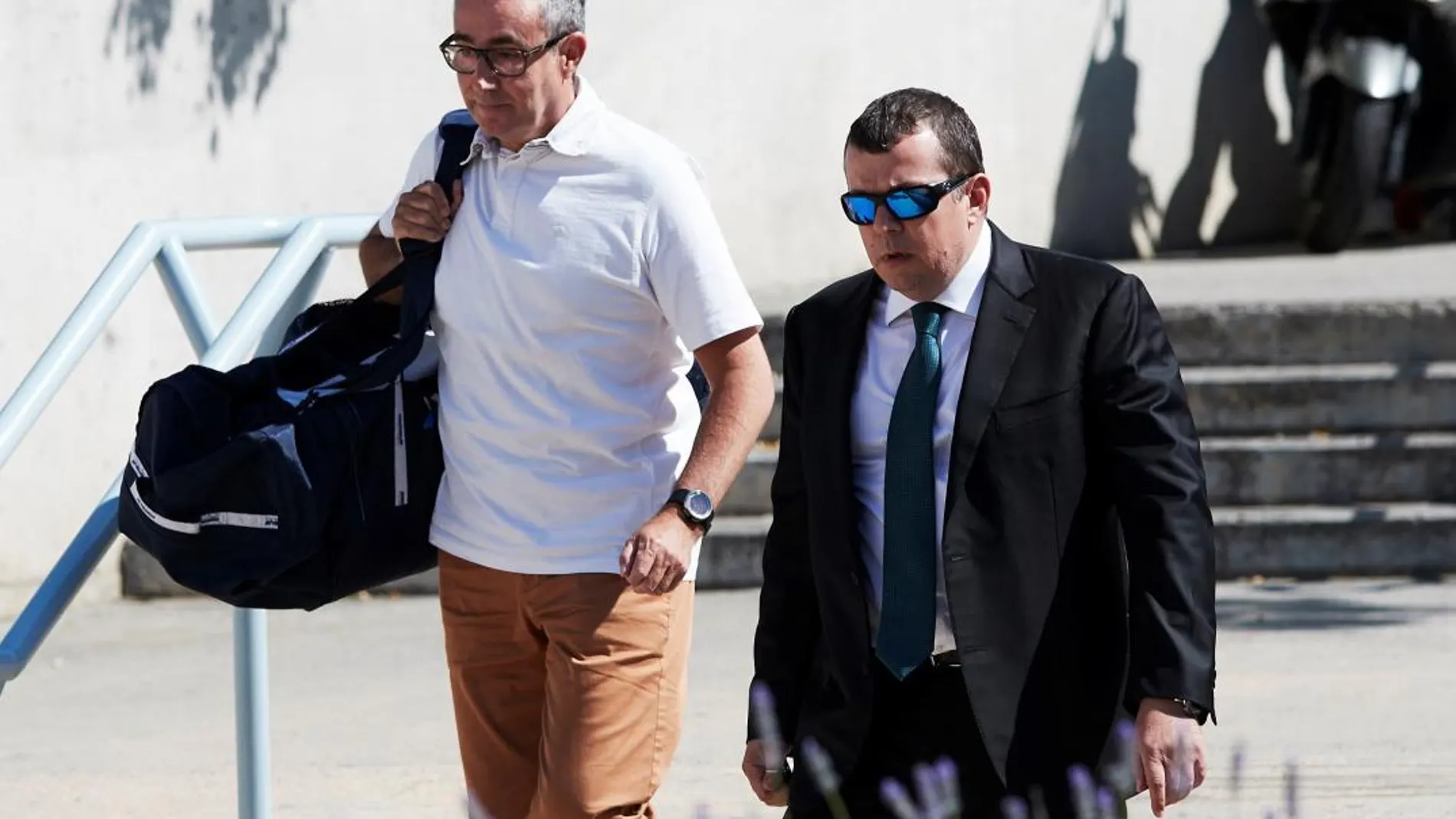 Diego Torres, acompañado de su abogado Gonzalez Peters (d), durante su ingreso esta tarde en la cárcel Can Brians 2, en Sant Esteve Sesrovires (Barcelona). EFE/Alejandro García