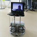 Desde su cama de hospital, un paciente discapacitado es capaz de controlar un robot a distancia y de interactuar con la gente que se encuentra a través de Skype