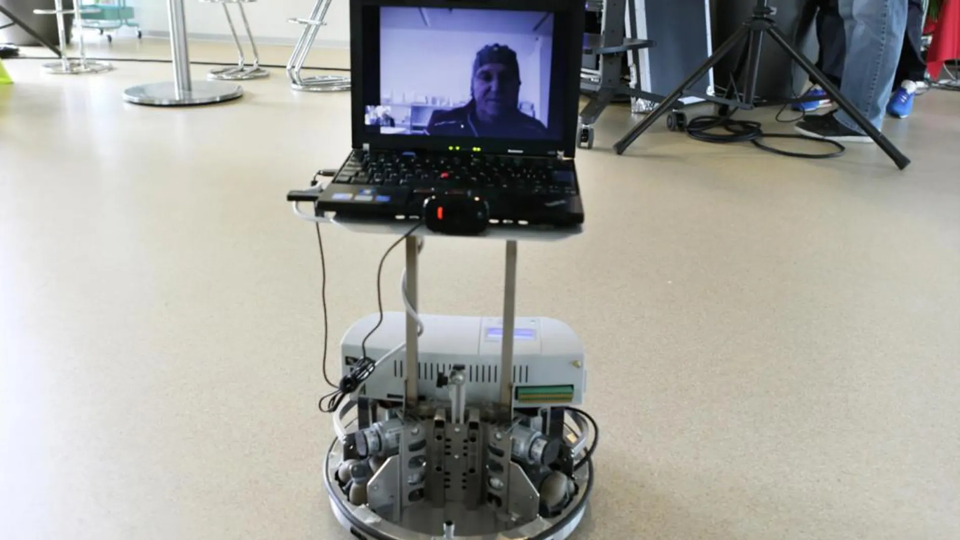 Desde su cama de hospital, un paciente discapacitado es capaz de controlar un robot a distancia y de interactuar con la gente que se encuentra a través de Skype