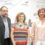Alicia García junto a los conferenciantes Juan José García y Nina Gamunt , ayer en los Encuentros de El Norte en Salamanca