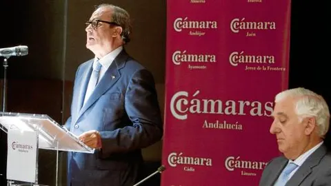 Santiago Herrero, a la derecha, escucha a Antonio Ponce tras ser reelegido presidente del Consejo Andaluz de Cámaras de Comercio