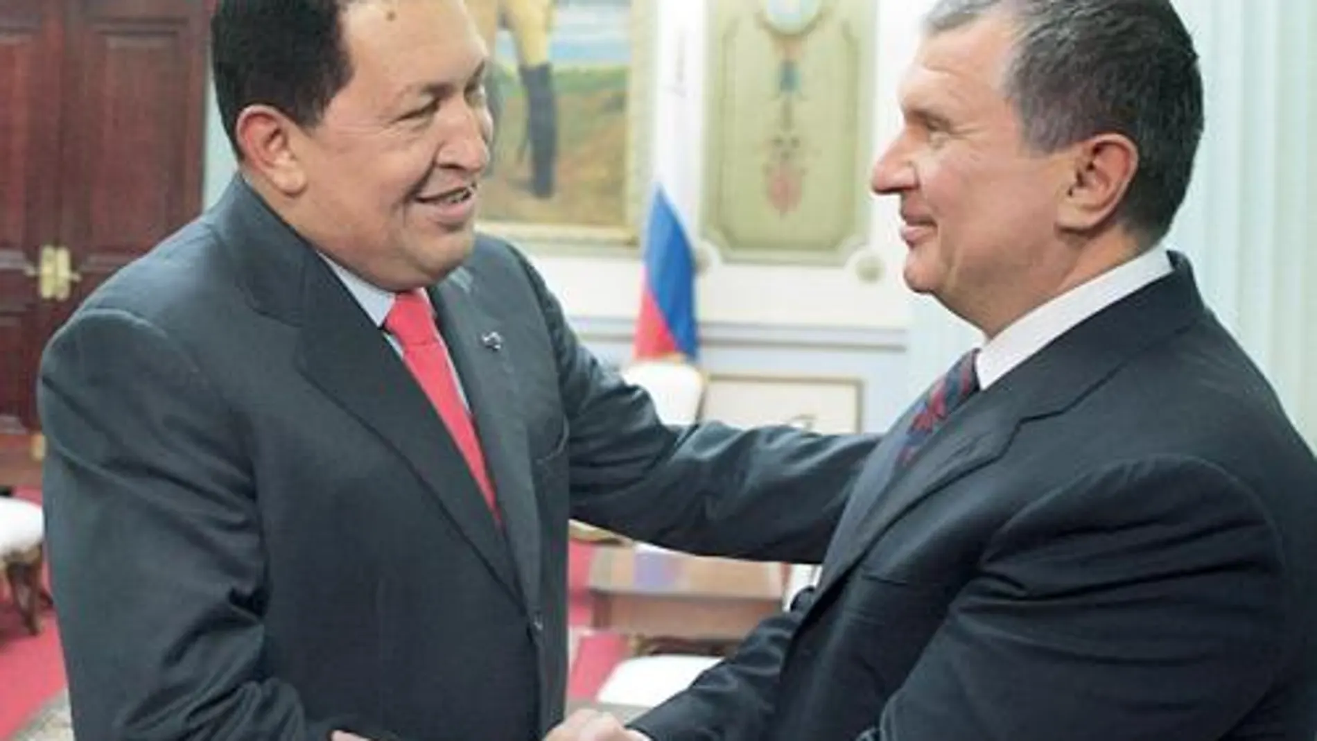Chávez saluda al viceprimer ministro ruso, Igor Sechin