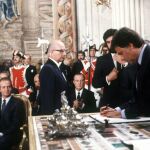 Felipe González firma el Tratado de Adhesión de España a la CE, el 12 de junio de 1985, ante la atenta mirada del Rey Don Juan Carlos