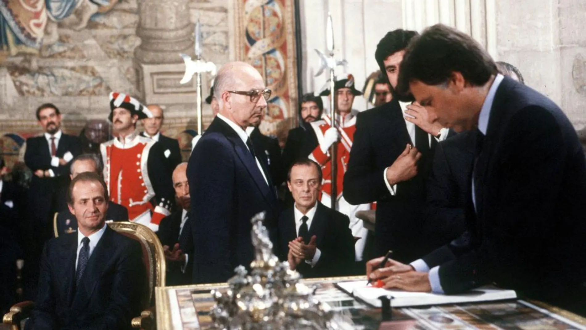 Felipe González firma el Tratado de Adhesión de España a la CE, el 12 de junio de 1985, ante la atenta mirada del Rey Don Juan Carlos