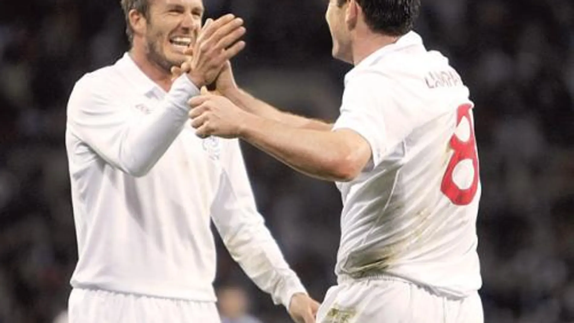 Lampard marcó el tercer gol a pase de Beckham, al que fue a felicitar