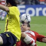 Messi intenta jugar y Lucio, el central brasileño del Bayern, procura evitarlo con todas sus fuerzas