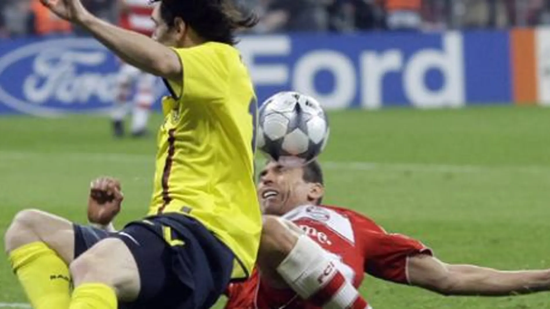 Messi intenta jugar y Lucio, el central brasileño del Bayern, procura evitarlo con todas sus fuerzas