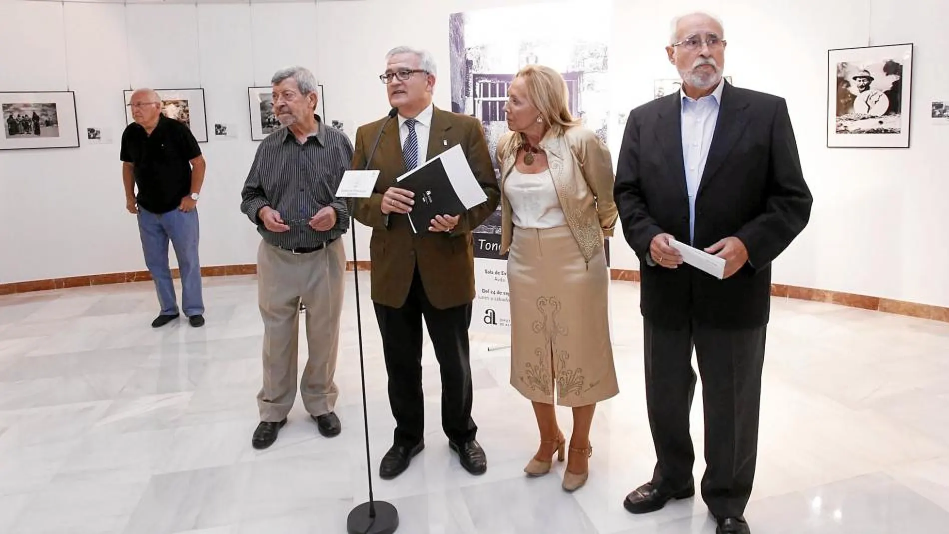 El diputado de Cultura y Educación de Alicante junto a la viuda del fotógrafo durante la inauguración de la muestra