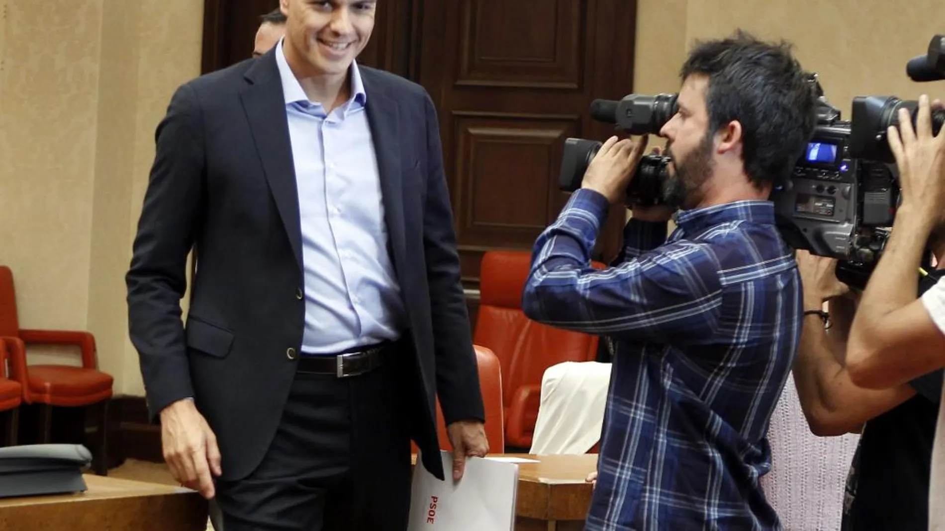 El secretario general del PSOE, Pedro Sánchez, a su llegada a la reunión conjunta del grupo parlamentario en el Congreso