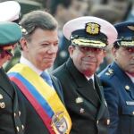 Los altos mandos de las Fuerzas Armadas colombianas con el nuevo presidente, el sábado, tras tomar posesión de su cargo en Bogotá
