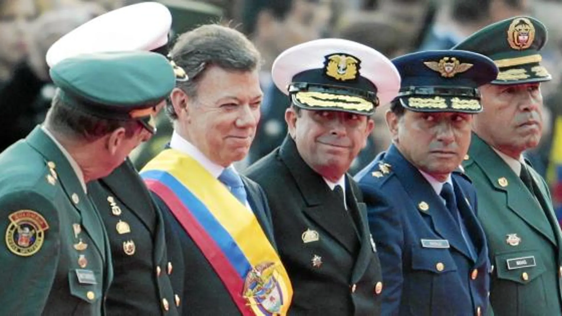 Los altos mandos de las Fuerzas Armadas colombianas con el nuevo presidente, el sábado, tras tomar posesión de su cargo en Bogotá