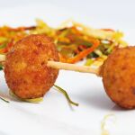 Brocheta de croquetas de txangurro acompañada de tiras de verdurita, de Casa Paulino