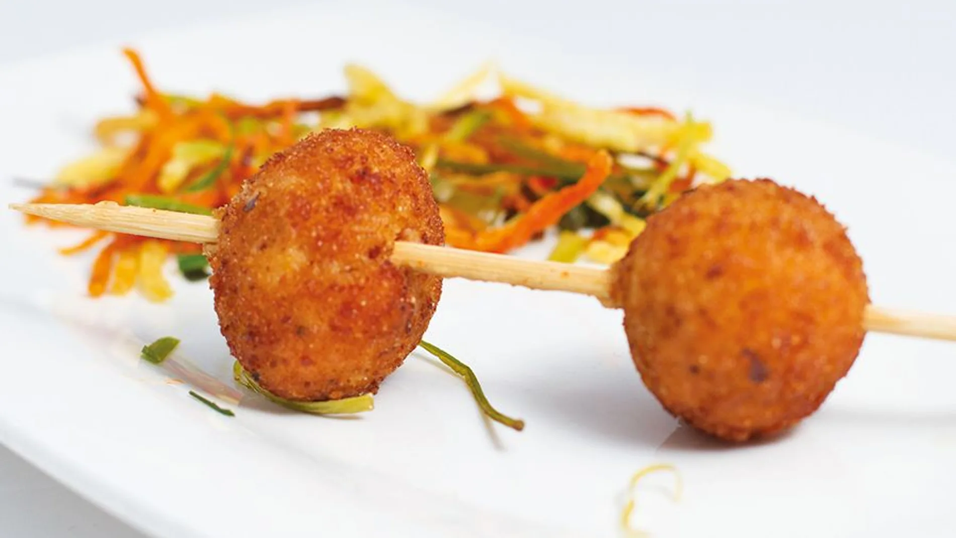 Brocheta de croquetas de txangurro acompañada de tiras de verdurita, de Casa Paulino