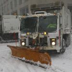 Una máquina quitanieve limpia una calle de Nueva York.