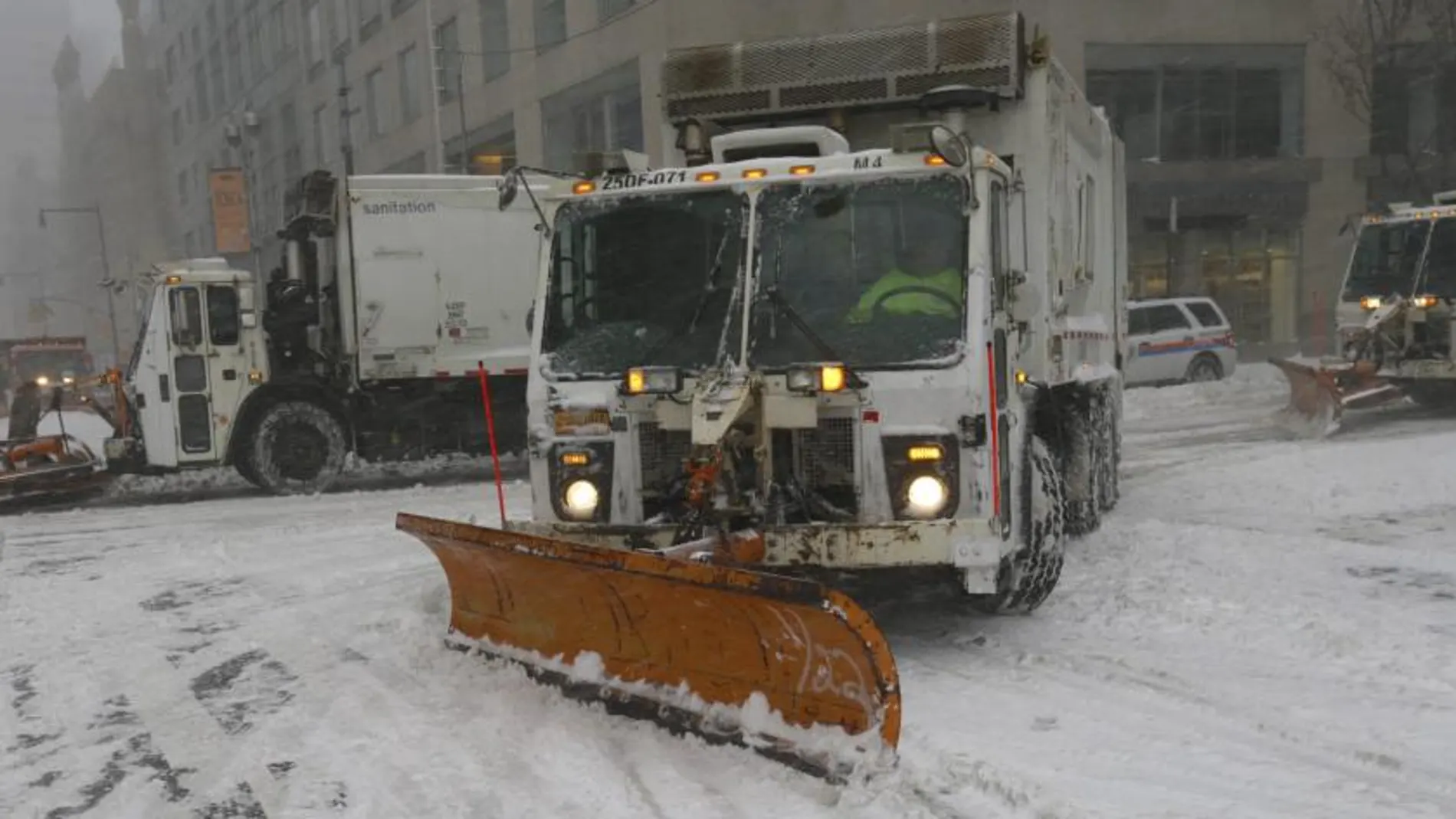 Una máquina quitanieve limpia una calle de Nueva York.