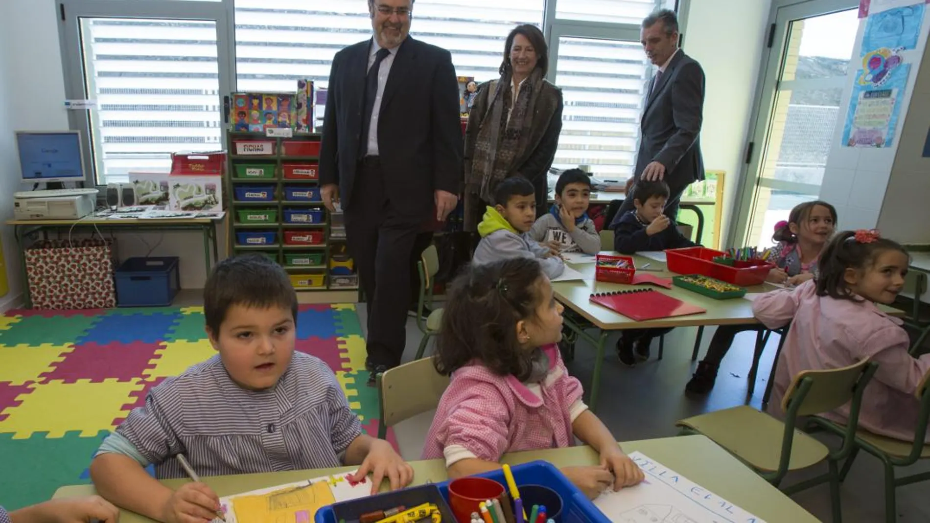 El consejero de Educación, Fernando Rey, durante una reciente visita a un centro educativo en la provincia de Ávila
