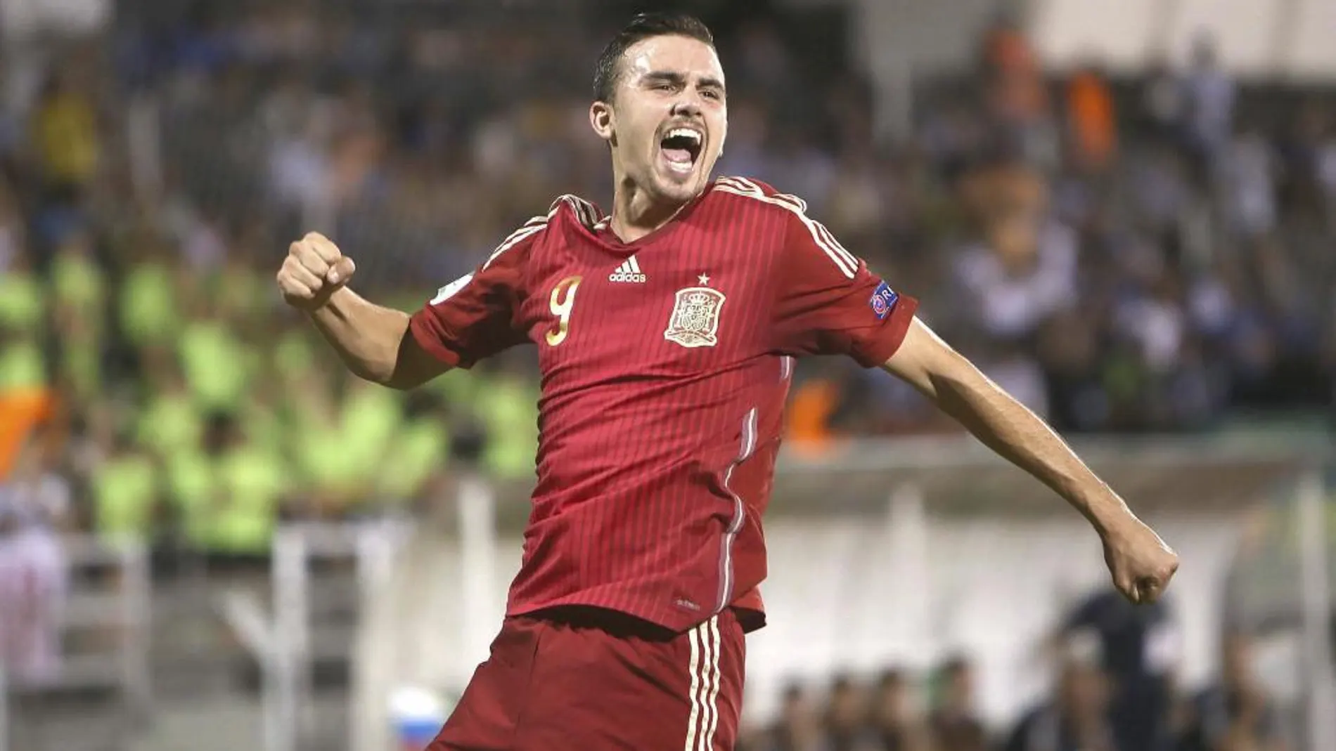 El delantero de España Mayoral celebra el gol marcado que ha marcado ante Rusia, durante la final del Europeo sub-19