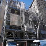 Los andamios ocultan la fachada del edificio, en la calle Alfonso XII