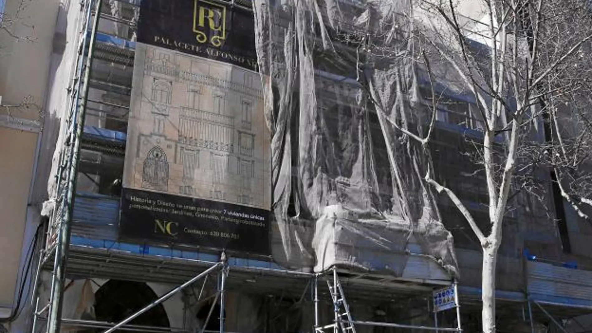 Los andamios ocultan la fachada del edificio, en la calle Alfonso XII
