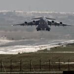 Un avión de las fuerzas aéreas de Estados Unidos despega de una base turca junto a la frontera siria.
