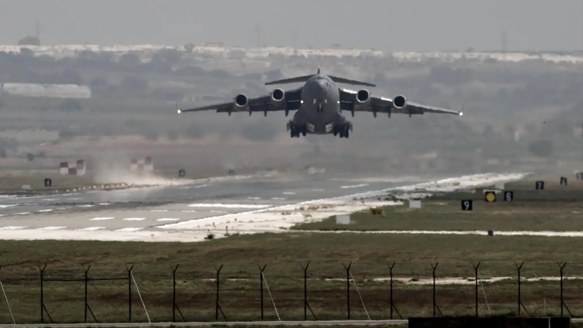 Un avión de las fuerzas aéreas de Estados Unidos despega de una base turca junto a la frontera siria.