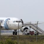 Un avión de Egyptair secuestrado por un pasajero con un cinturón explosivo permanece aparcado en el aeropuerto de Larnaca (Chipre)