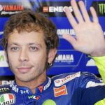 Rossi, que espera poder defender su liderato en la segunda mitad de temporada, saluda desde su box ayer en el circuito de Indianápolis