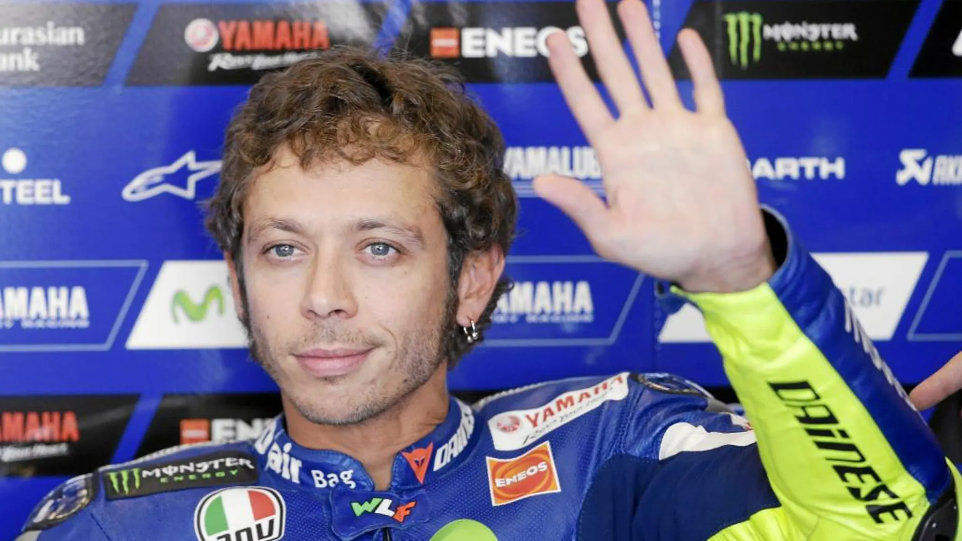 Rossi, que espera poder defender su liderato en la segunda mitad de temporada, saluda desde su box ayer en el circuito de Indianápolis