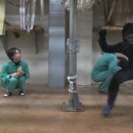 Captura de uno de los vídeos experimentales en los que se muestra el movimiento ocular de los simios cuando miran una película. En la escena aparece una persona agresiva disfrazada de simio