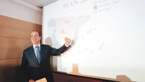 Sebastián, junto al mapa con la situación del plan por comunidades