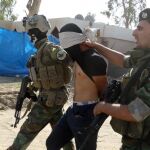 Militares iraquíes arrestan a un presunto miembro de Estado Islámico en un campo de refugiados