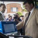El consejero de Fomento y Vivienda, Felipe López (i), y el alcalde de Huelva, Gabriel Cruz, informaron ayer sobre la integración tarifaria de los autobuses de la empresa municipal, Emtusa, en el Consorcio Metropolitano de Transporte del Área de Huelva, donde anunció que las pruebas dinámicas del tranvía de la Bahía de Cádiz empezarán este verano (Foto: Efe)