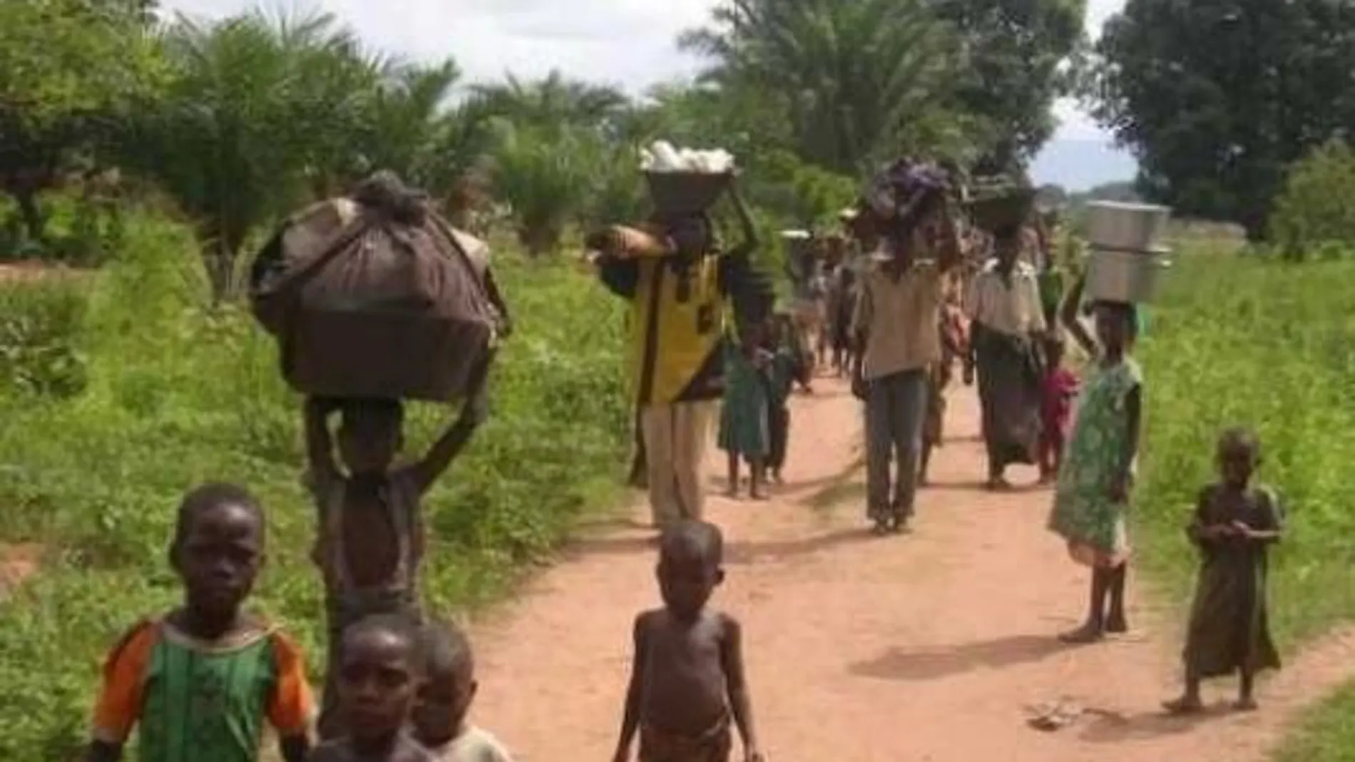 Desplazados huyendo con sus pocas pertenencias hacia el campo de Dubie, provincia de Katanga / Barry Gutwein