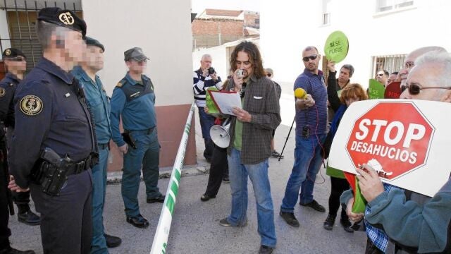 Una veintena de personas de la Plataforma Stop Desahucios de Teruel protestó ayer cerca de la casa del diputado del PP en el Congreso Santiago Lanzuela