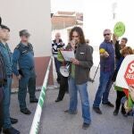 Una veintena de personas de la Plataforma Stop Desahucios de Teruel protestó ayer cerca de la casa del diputado del PP en el Congreso Santiago Lanzuela