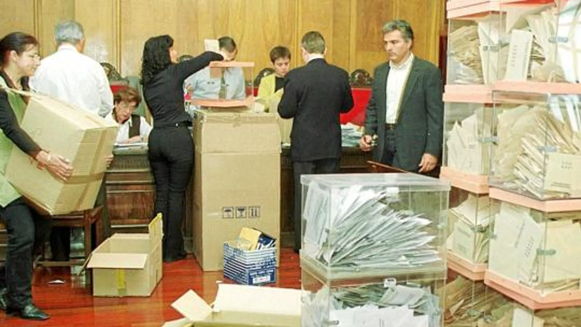 El PSOE duplica el apoyo obtenido por el PP en el escrutinio del voto por correo del 7-J