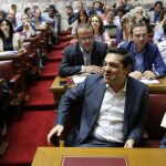 El primer ministro griego Alexis Tsipras con los miembros del Comité Central de SYRIZA
