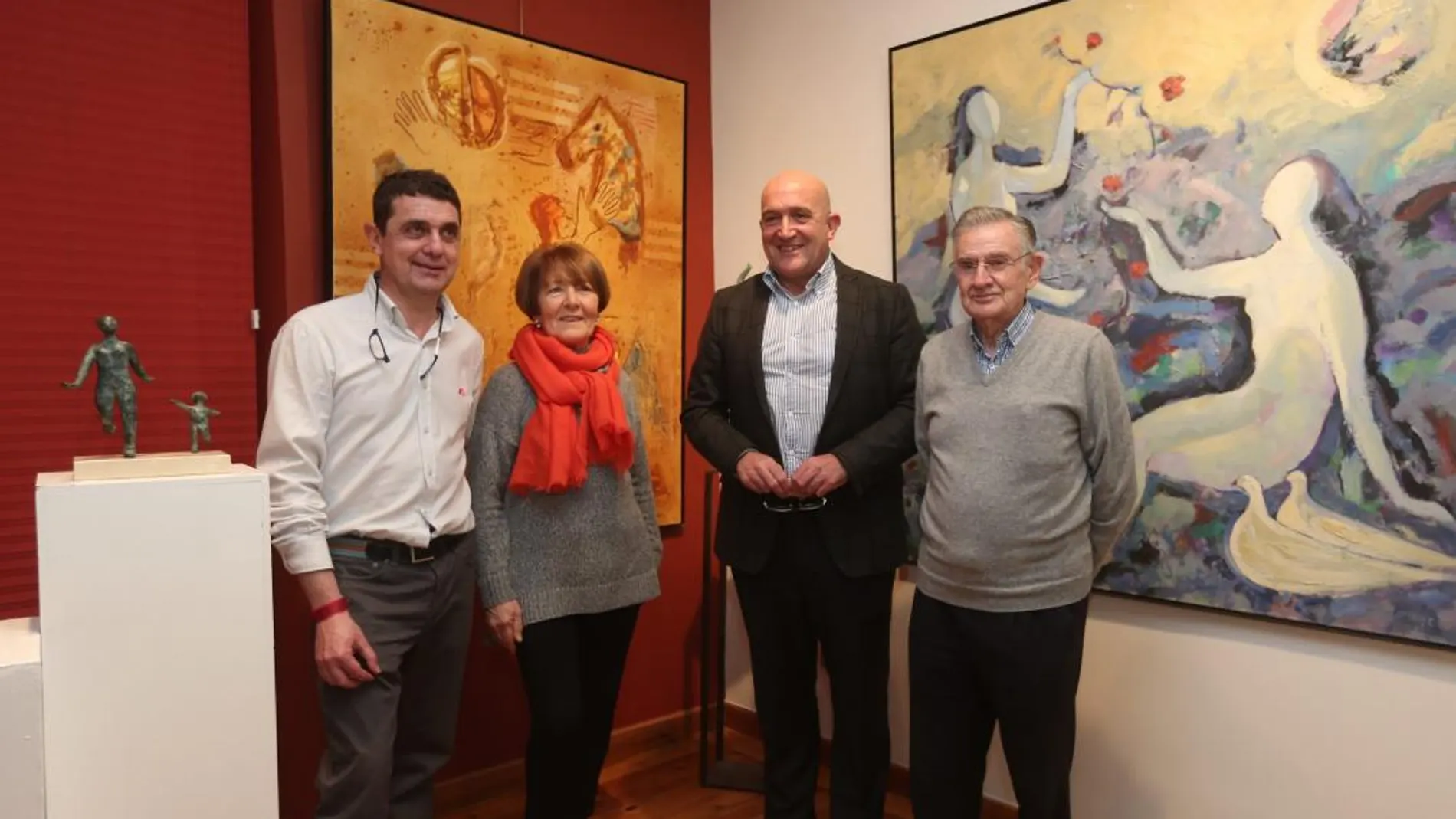 El presidente de la Diputación de Valladolid, Jesús Julio Carnero, junto a María Luisa Pérez y los propietarios de la Galería Rafael
