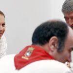 Uxue Barkos (izda), ayer, junto a Koldo Martinez (dcha.) y Manu Ayerdi en las reuniones para formar gobierno